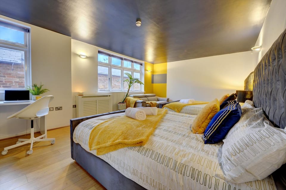 Bed, TV and multimedia, Living room, Photo of the whole room, Seating area, Bedroom