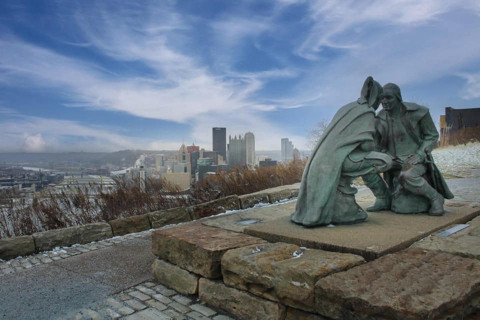 3 BR - Off Street Parking - Amazing View Nearby Apartment in Pittsburgh