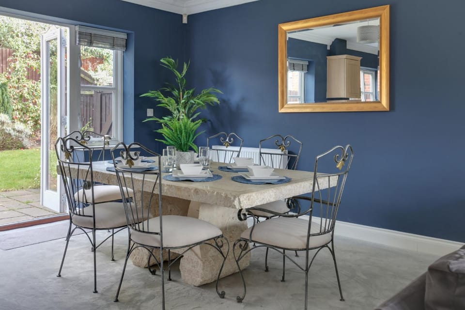 Seating area, Dining area
