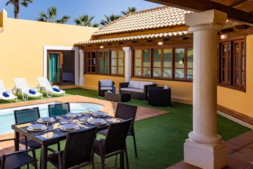 Villa Helen - Heated Pool Wifi SmartTV Barbecue Villa in Corralejo