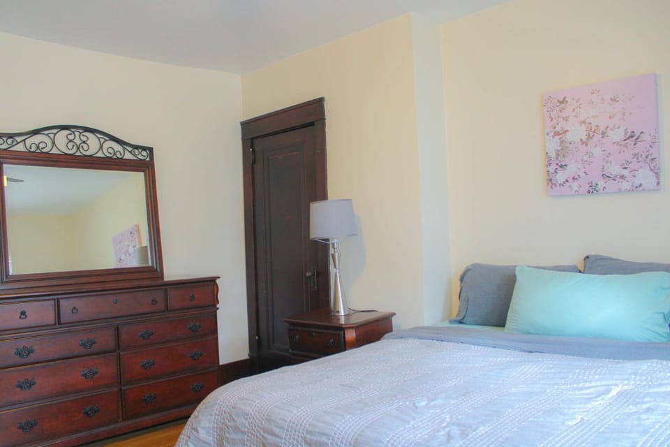 Comfy and Spacious 3 BR - Easy City Access Apartment in Pittsburgh