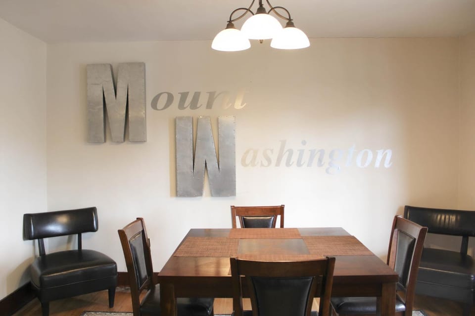 Comfy and Spacious 3 BR - Easy City Access Apartment in Pittsburgh