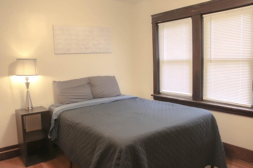 Comfy and Spacious 3 BR - Easy City Access Apartment in Pittsburgh