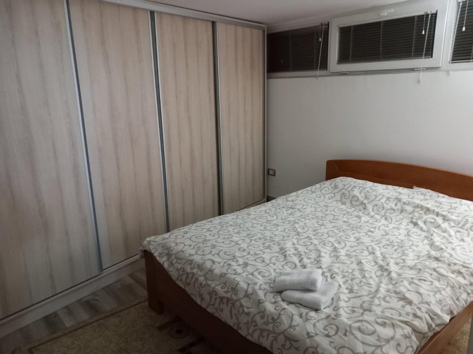 Photo of the whole room, Bedroom, wardrobe