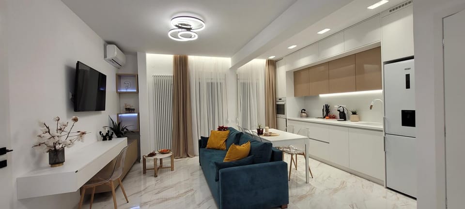 TV and multimedia, Kitchen or kitchenette, Living room, Seating area, Dining area
