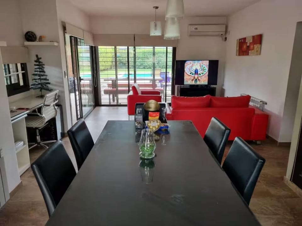 TV and multimedia, Living room, Seating area, Dining area, air conditioner