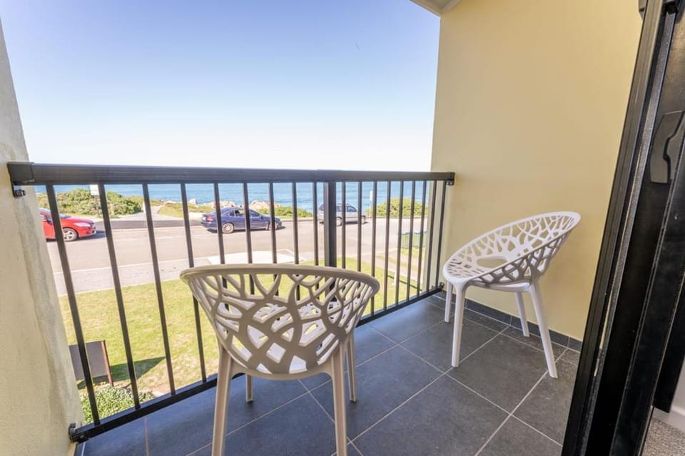 View (from property/room), Balcony/Terrace, Seating area, Sea view