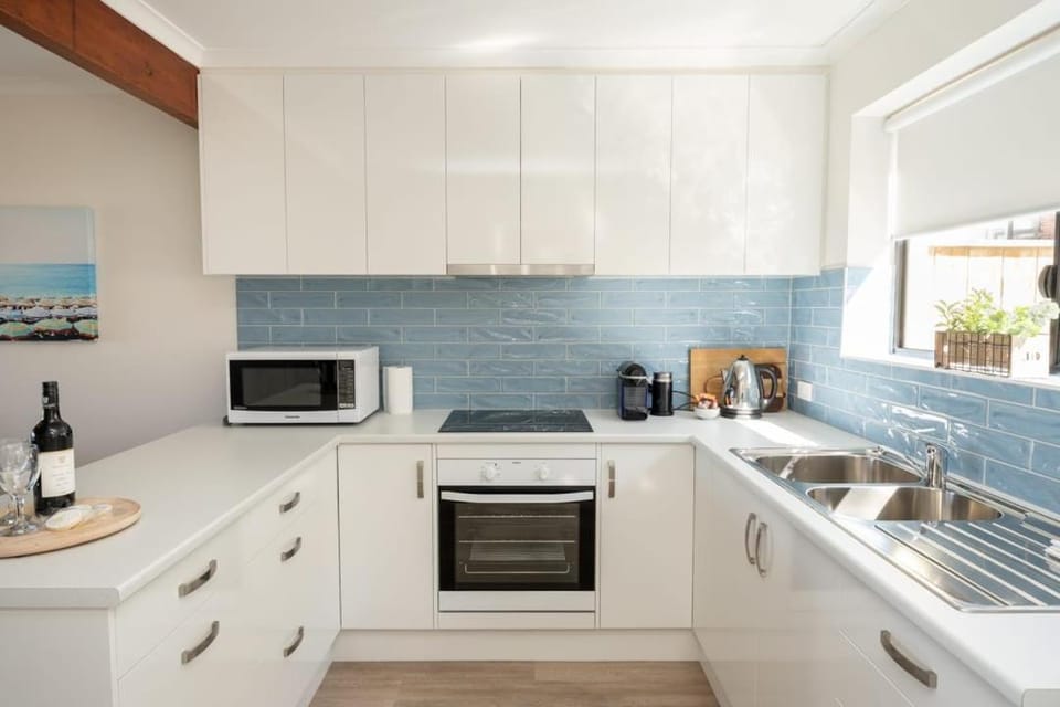 Coffee/tea facilities, Kitchen or kitchenette, oven, stove
