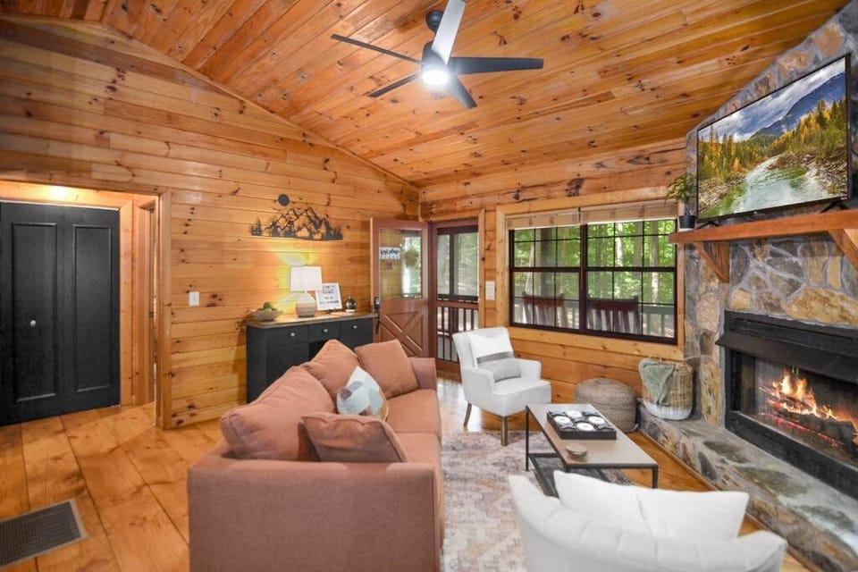 Peaceful nature getaway- with HOT TUB & fire pit House in Georgia