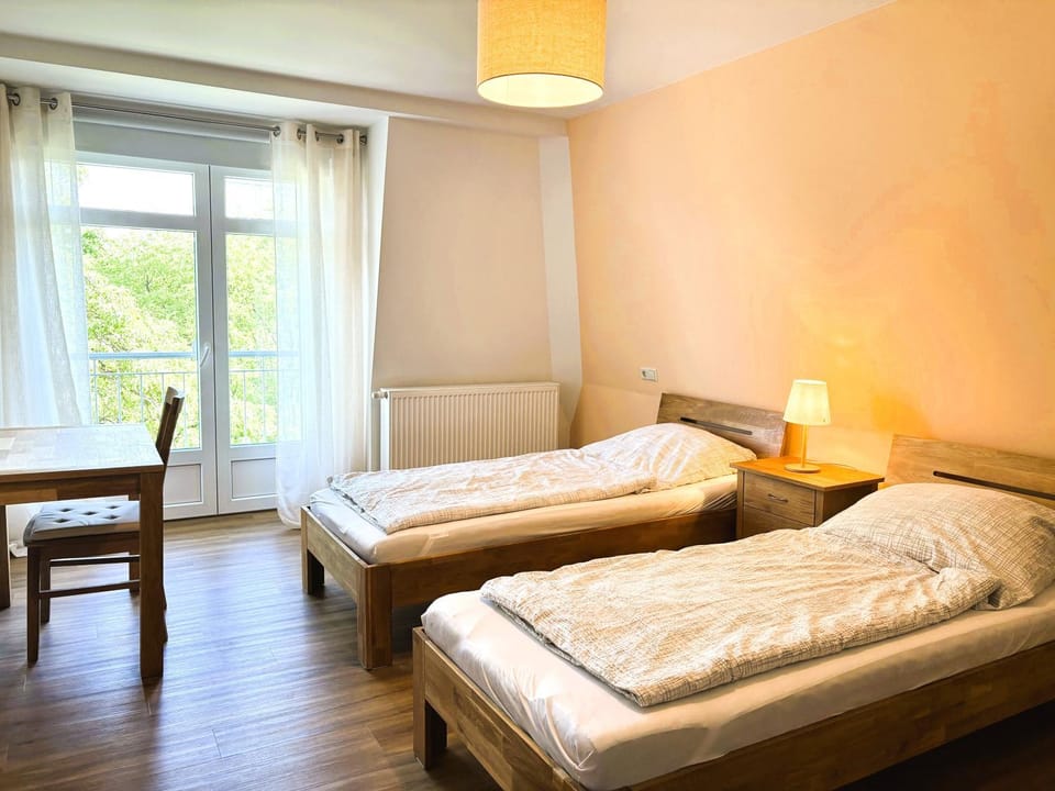 Bed, Natural landscape, View (from property/room), Balcony/Terrace, Photo of the whole room, Business facilities, Bedroom, Garden view, heating, internet, soundproof