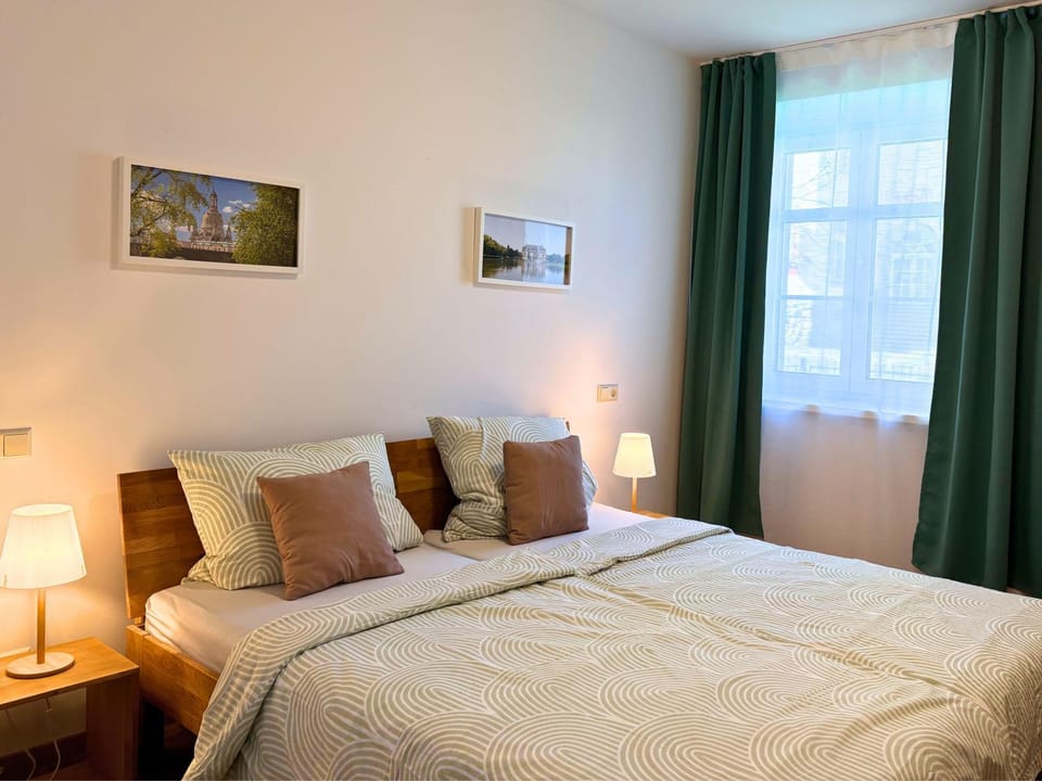 Bed, Photo of the whole room, Bedroom, Street view, heating, internet, soundproof