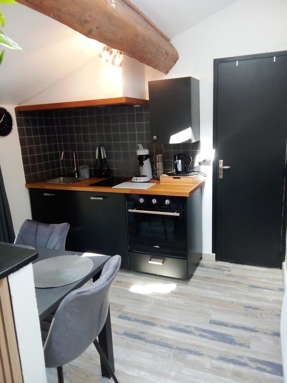 Dining area, oven, stove