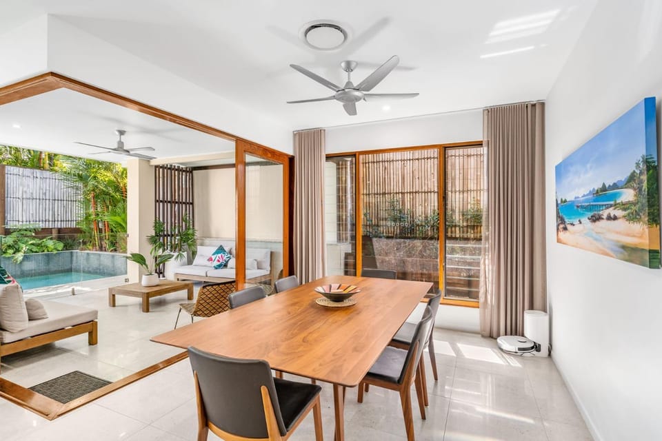 Seating area, Dining area, Swimming pool