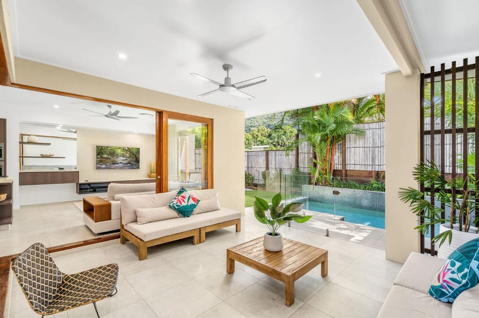 Garden, Seating area, Swimming pool