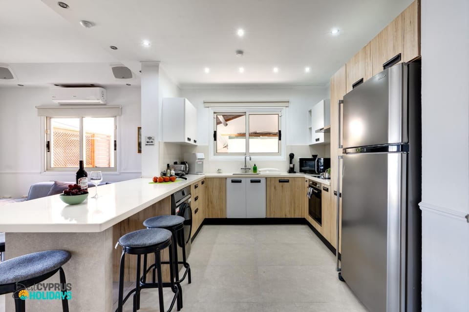 Kitchen or kitchenette, Dining area, dishwasher, minibar, oven