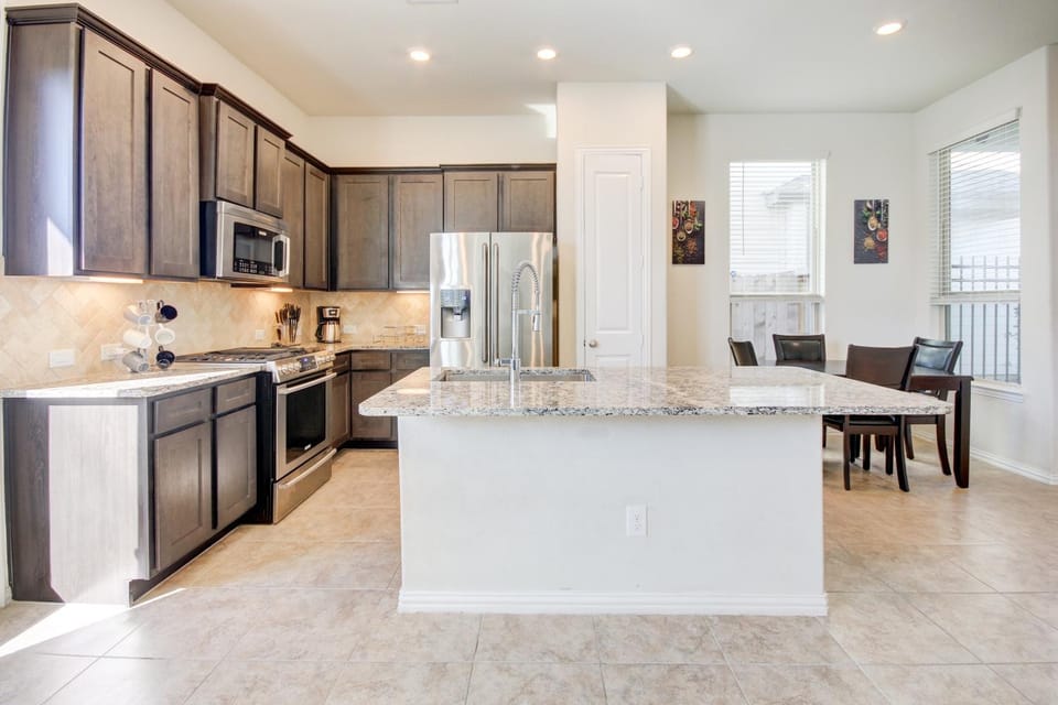 Meticulously-maintained 3-BR Townhouse w/ Backyard ~ Double-Story! House in Rosenberg