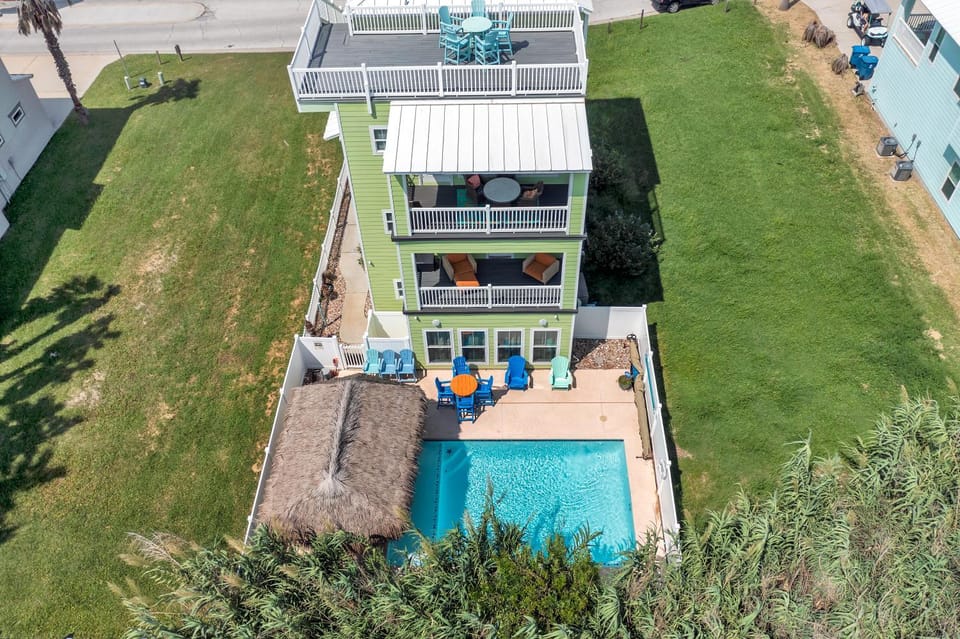Property building, Patio, Bird's eye view, Balcony/Terrace, Swimming pool, Parking