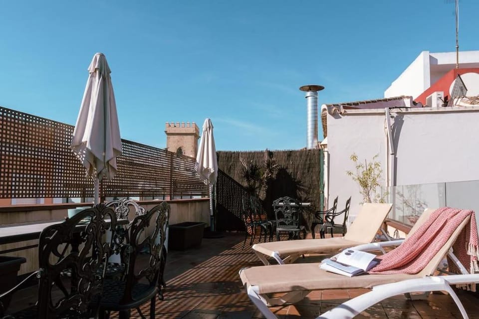 Property building, Patio, Balcony/Terrace, sunbed