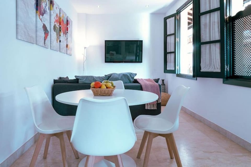 TV and multimedia, Living room, Seating area, Dining area