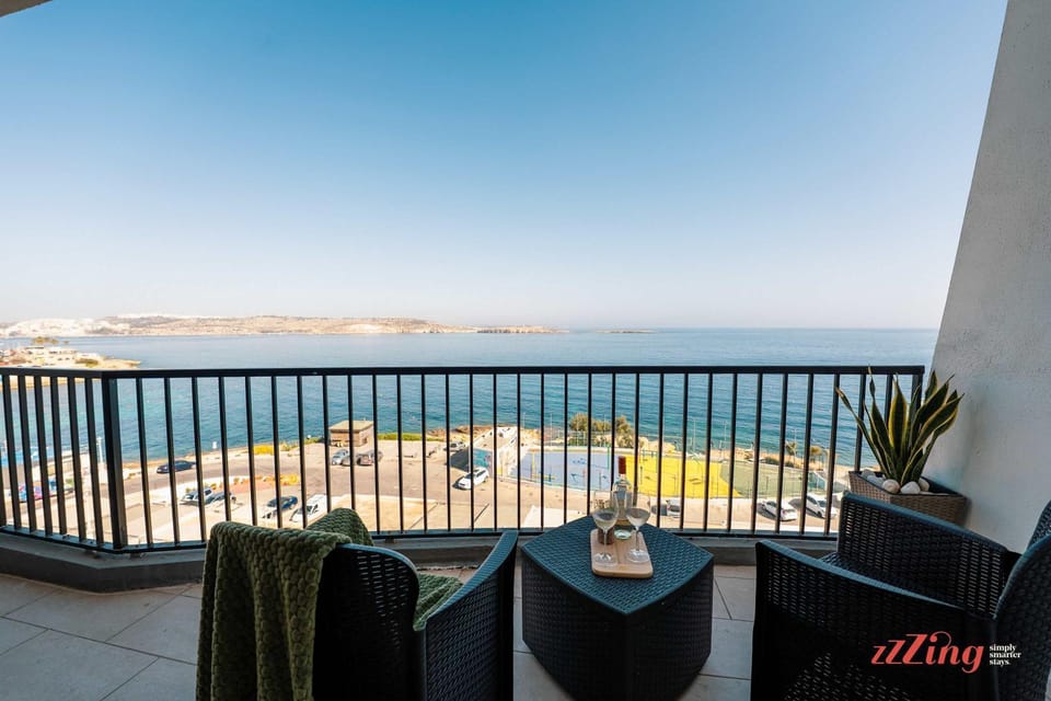 A Stylish Seaside Holiday Home in St Paul's Bay Apartment in Saint Paul's Bay