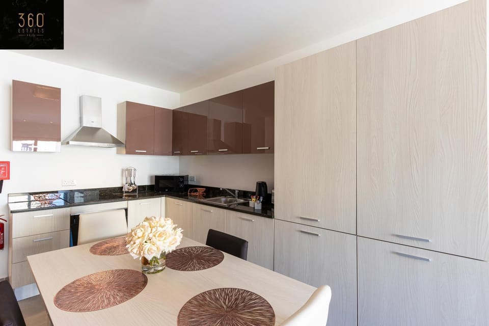 High-End central APT with comfy BED & Super WIFI by 360 Estates Apartment in Malta