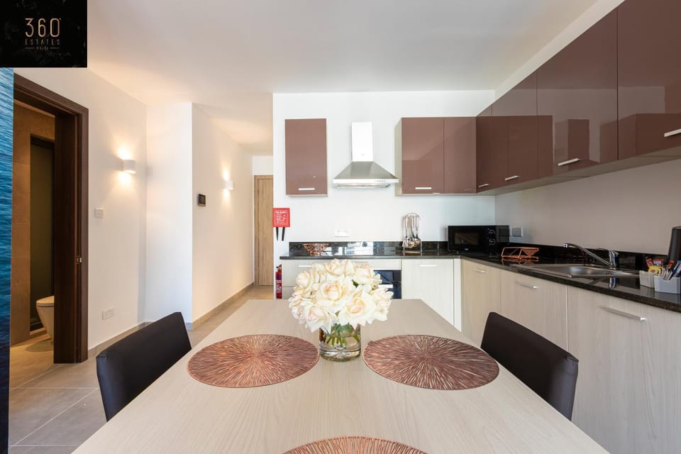 High-End central APT with comfy BED & Super WIFI by 360 Estates Apartment in Malta
