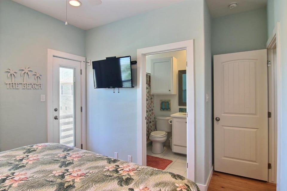 Toilet, Bed, Bathroom, TV and multimedia, Bedroom, wardrobe