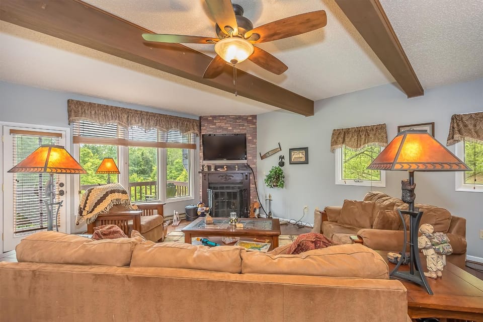 TV and multimedia, View (from property/room), Balcony/Terrace, Living room, Seating area, Garden view, fireplace, furniture