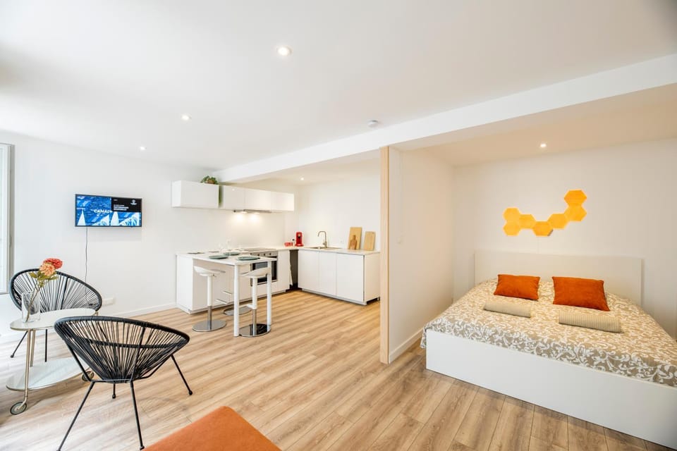 Photo of the whole room, Bedroom