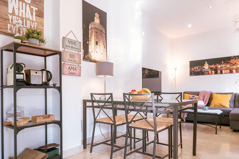 Coffee/tea facilities, Living room, Seating area, Dining area