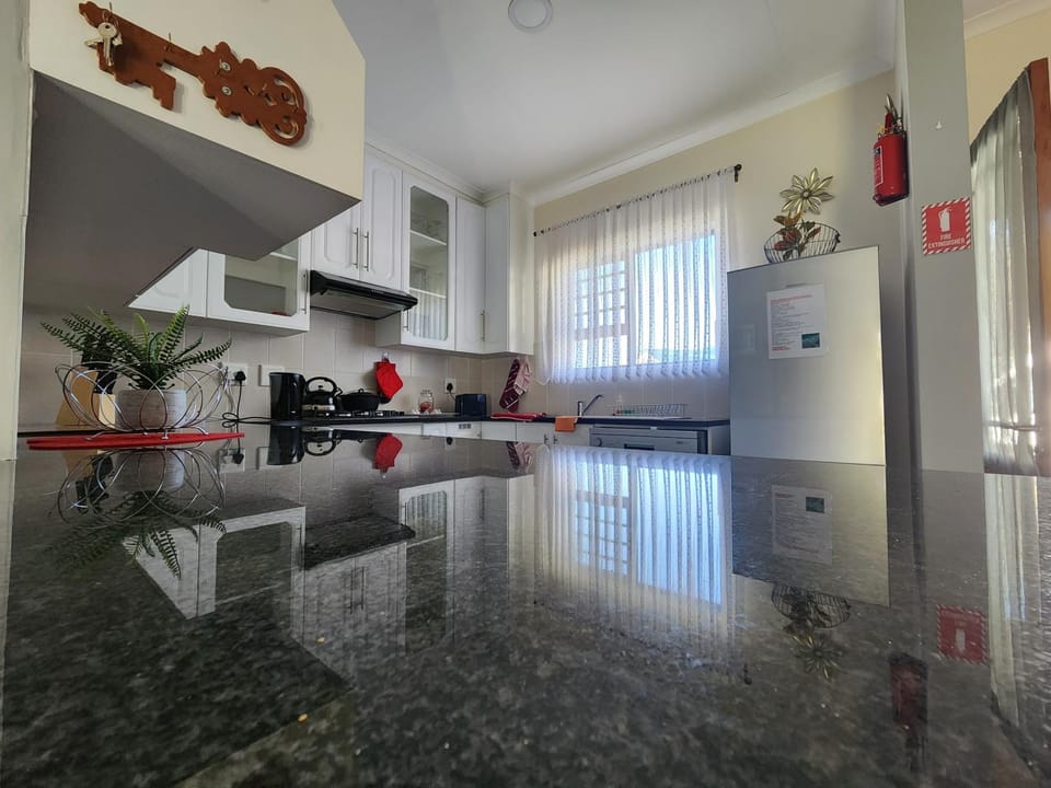 Kitchen or kitchenette, dishwasher, stove