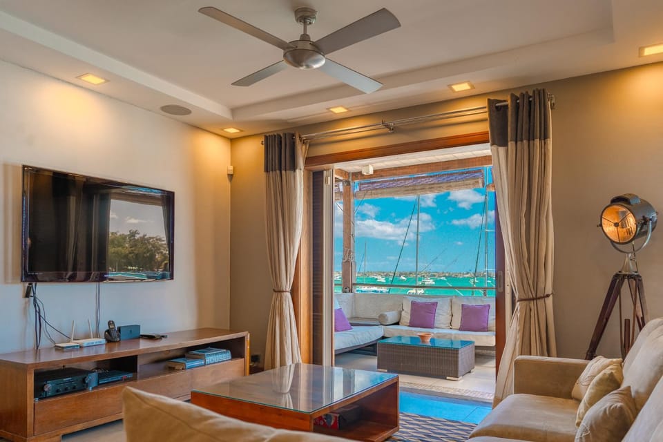 Beachfront Luxurious Stunning Sunset Boulevard Apartment, Grand Baie Apartment in Grand Baie