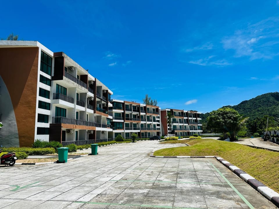 Property building, Day, Neighbourhood, Natural landscape, Mountain view, Street view