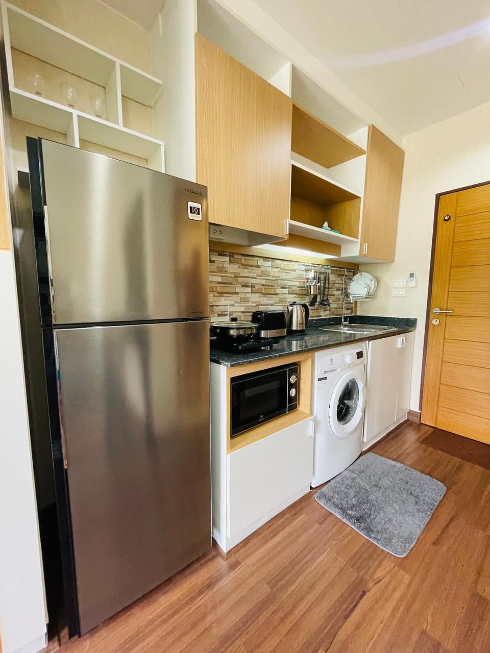 Kitchen or kitchenette, minibar, stove