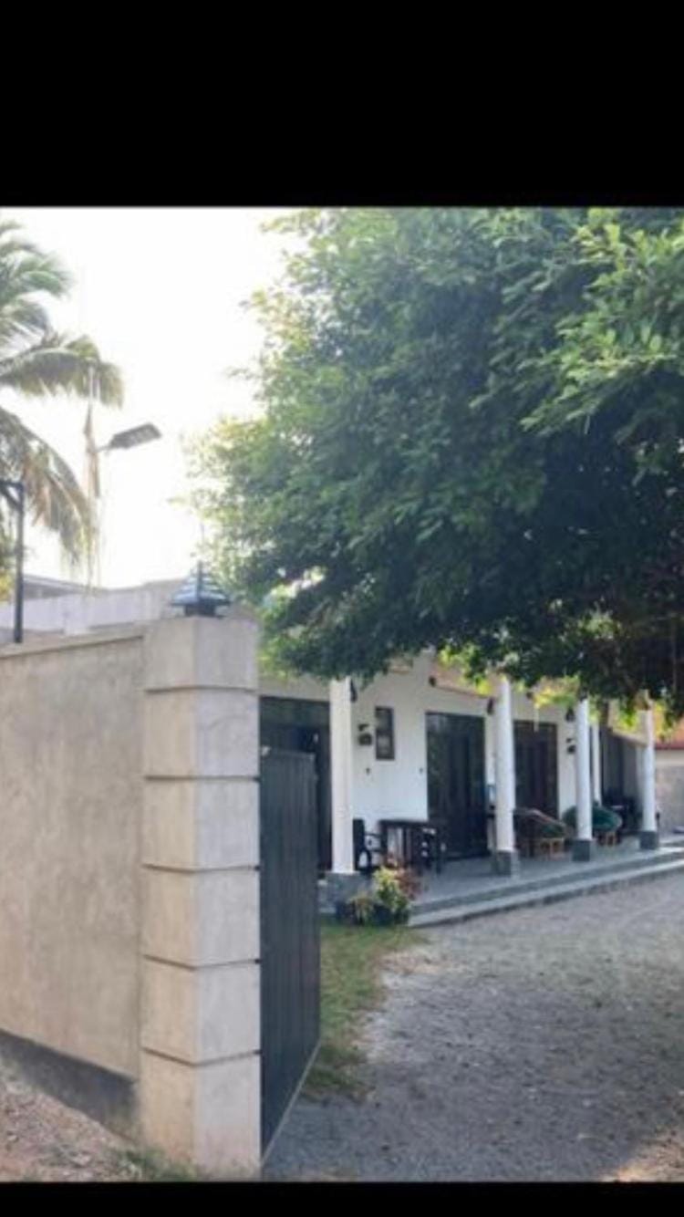 Eden Roc Guest Inn Bed and Breakfast in Mirissa