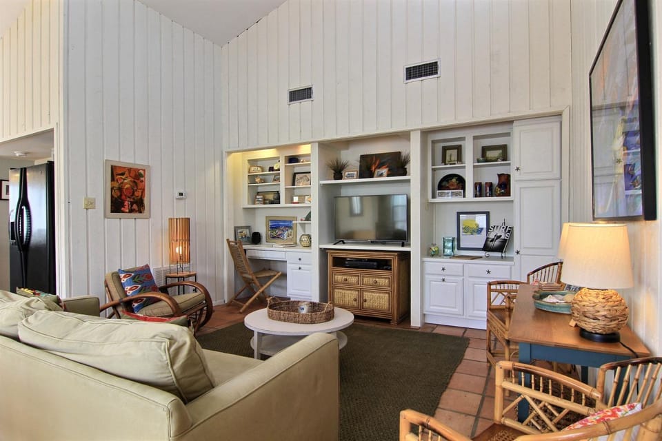 TV and multimedia, Living room, Seating area, furniture, air conditioner