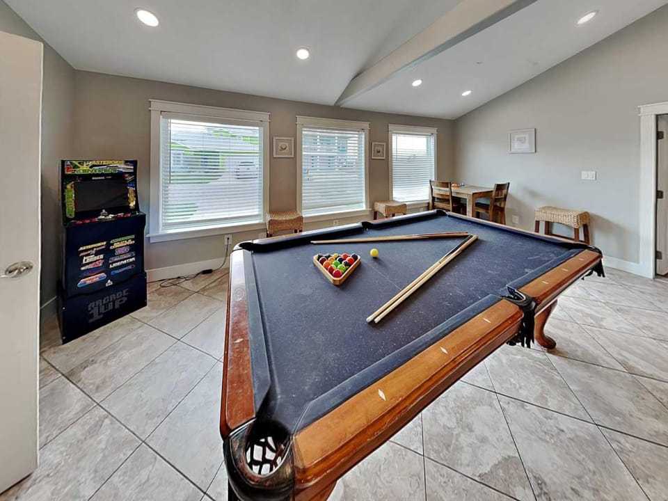 Billiard, Game Room, Seating area, furniture
