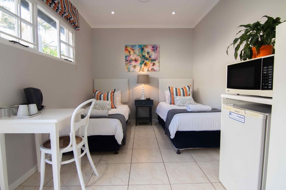 Bed, Kitchen or kitchenette, Bedroom