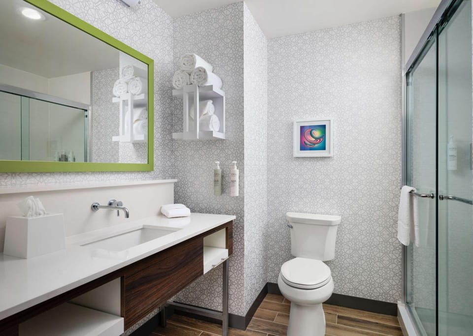 Shower, Toilet, Bathroom, towels