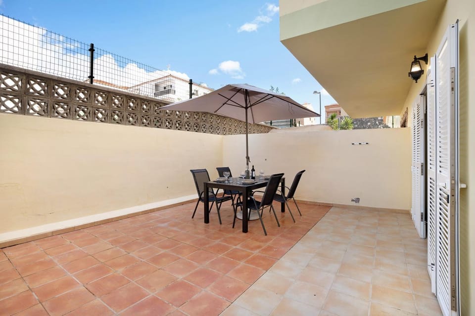 Property building, Balcony/Terrace, Living room