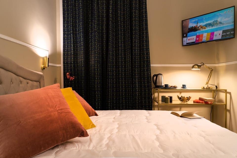 Bed, TV and multimedia, Photo of the whole room, Bedroom, hair dresser