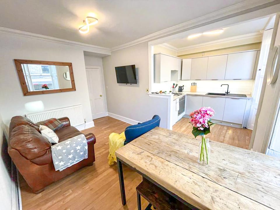 TV and multimedia, Kitchen or kitchenette, Living room, Photo of the whole room, Seating area, Dining area
