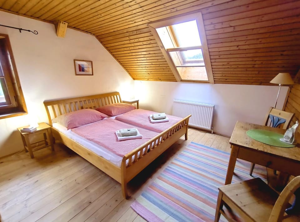 Bed, Photo of the whole room, Seating area, Bedroom, towels