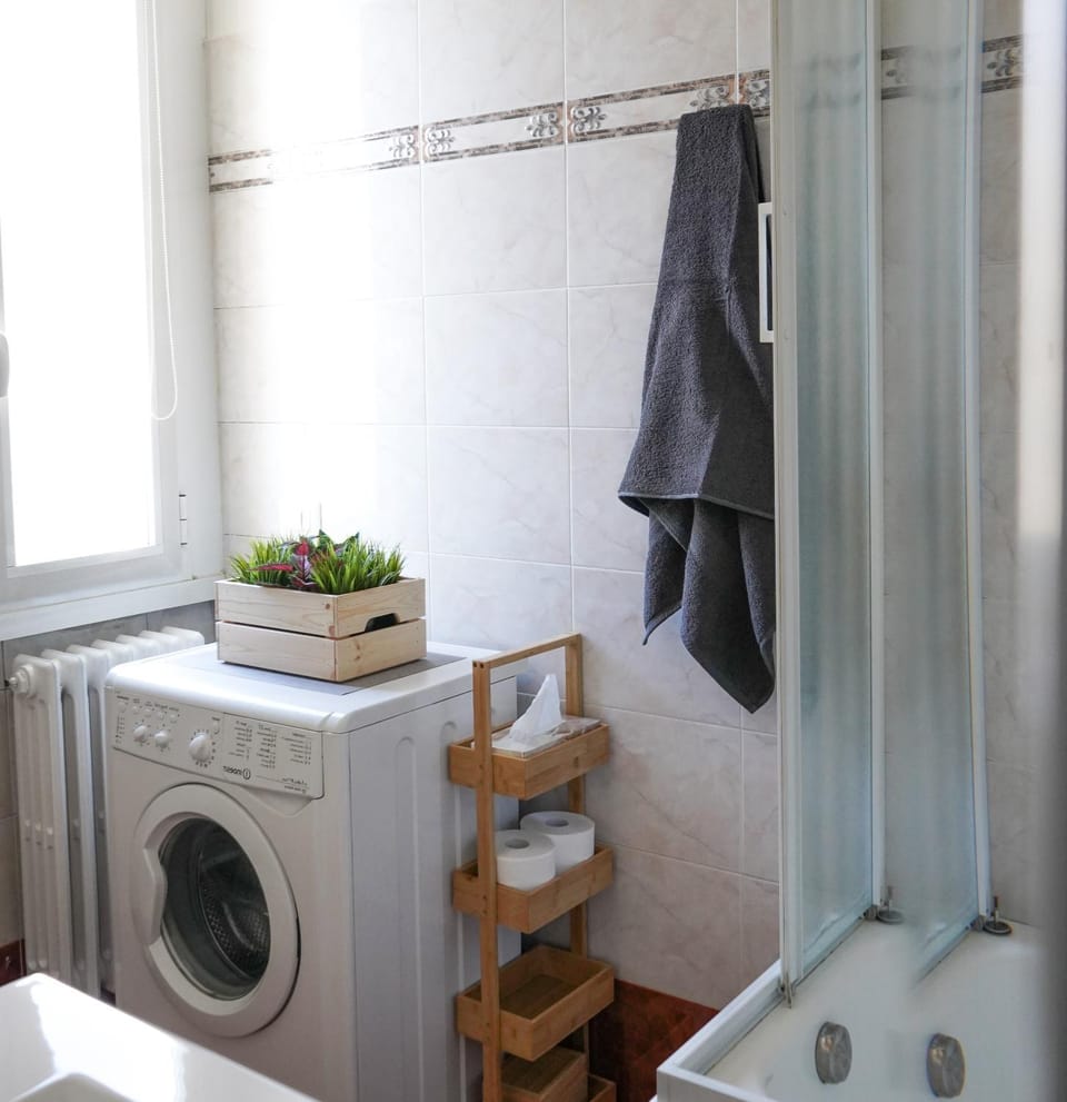 Bathroom, towels, washing machine