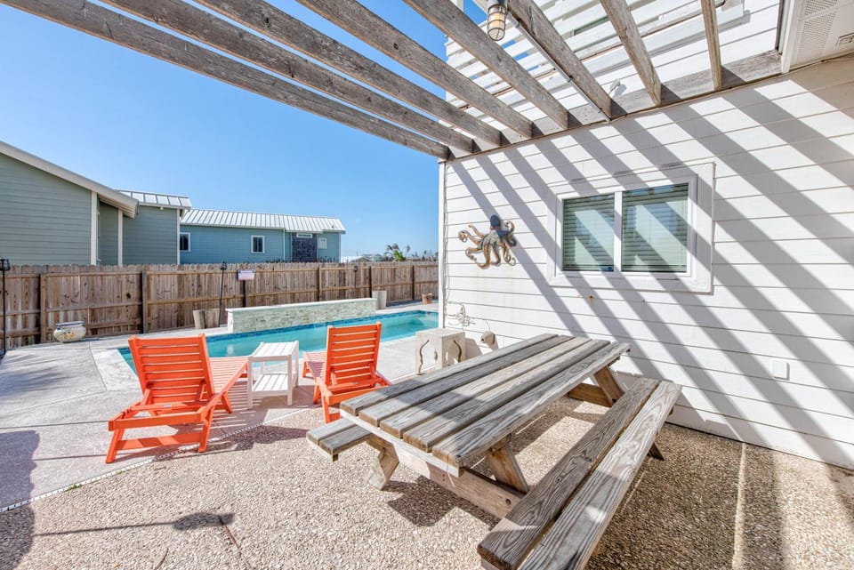 Patio, Balcony/Terrace, Seating area, Pool view, Swimming pool