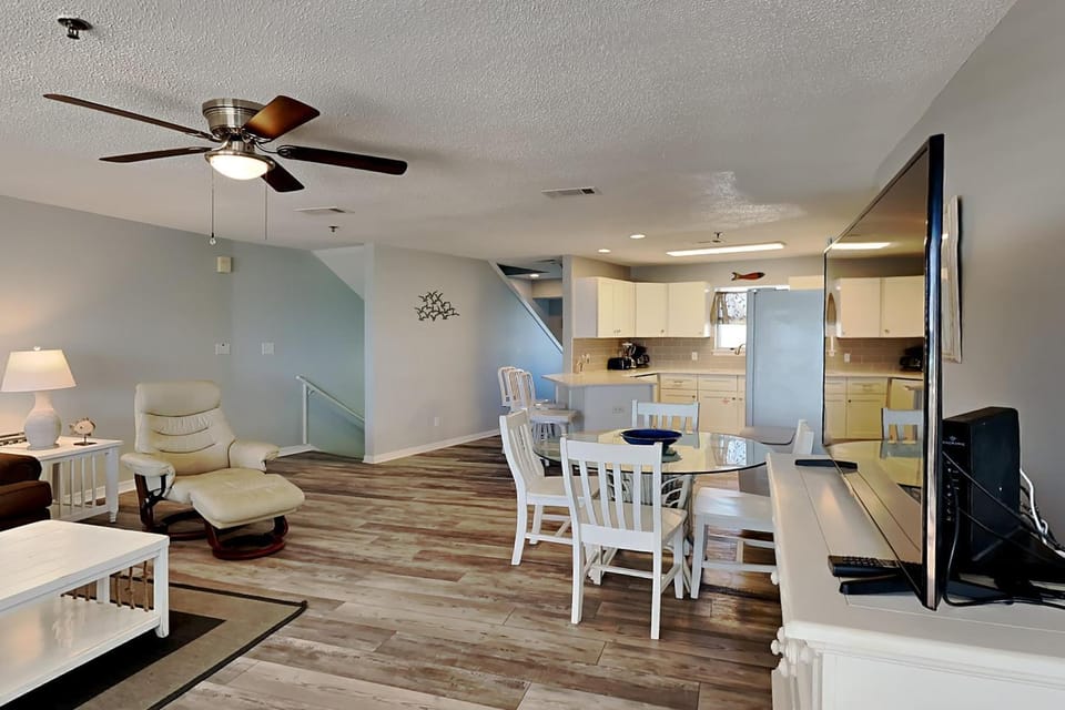 TV and multimedia, Kitchen or kitchenette, Living room, Seating area, Dining area, furniture, microwave, oven, stove