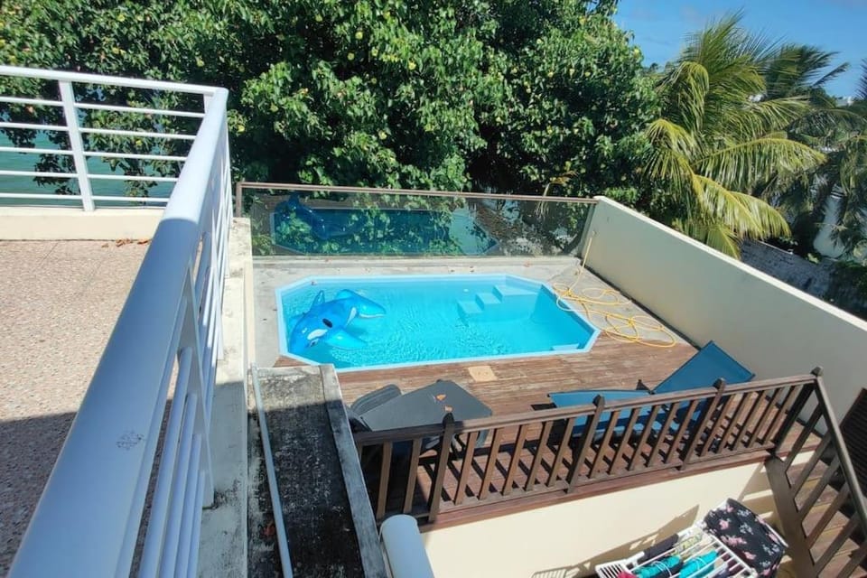 Swimming pool, sunbed