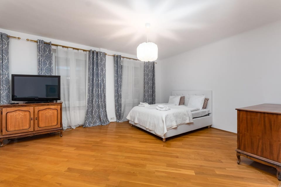Bed, Living room
