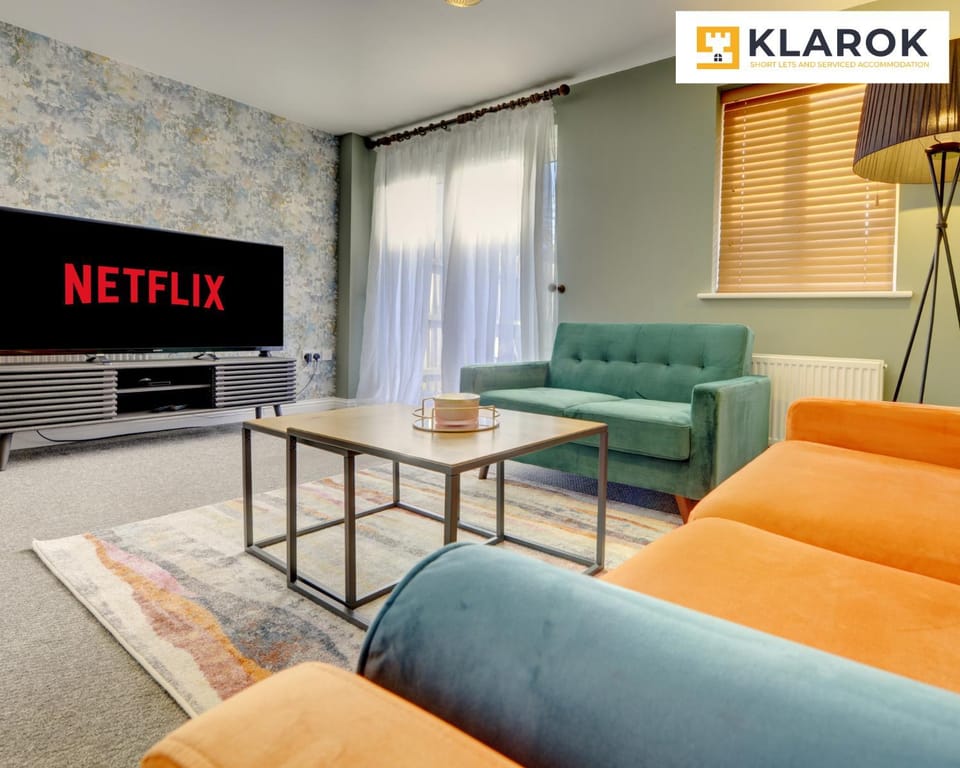 Communal lounge/ TV room, TV and multimedia, Living room, Seating area, Evening entertainment