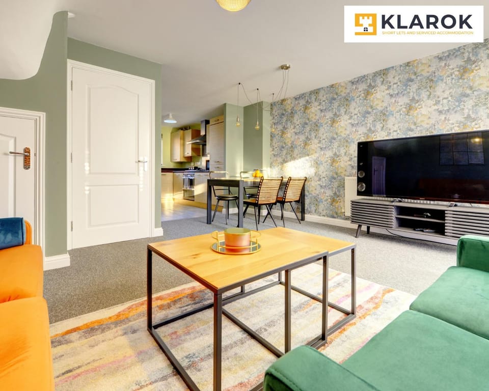 Communal lounge/ TV room, TV and multimedia, Living room, Seating area, Dining area, Evening entertainment